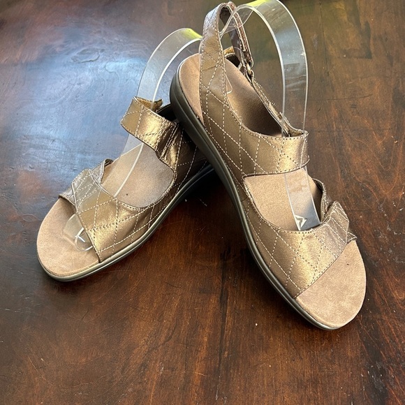 Easy Spirit Women's Adjustable Bronze Sandals Sz 9M - Picture 2 of 12